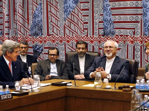 De ministers van Buitenlandse Zaken van Amerika, John Kerry, en Iran, Javad Zarif, aan één tafel.