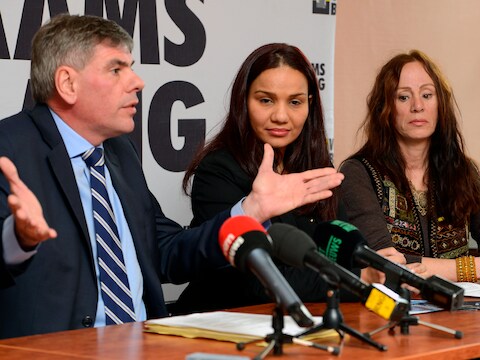 Vlaams Belang boegbeeld Dewinter geflankeerd door Brians zus en tante.