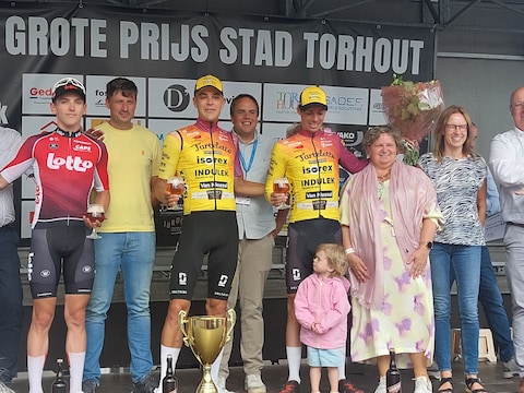 Het podium van de Grote Prijs stad Torhout van 2025 met winnaar Joppe Sterck, Lotto-renner Victor Van de Putte en thuisrijder Gianni Marchand.