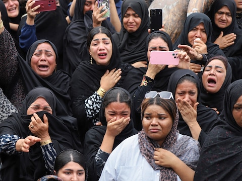 Iraniërs rouwen om de gesneuvelde schoolmeisjes tijdens de begrafenis.