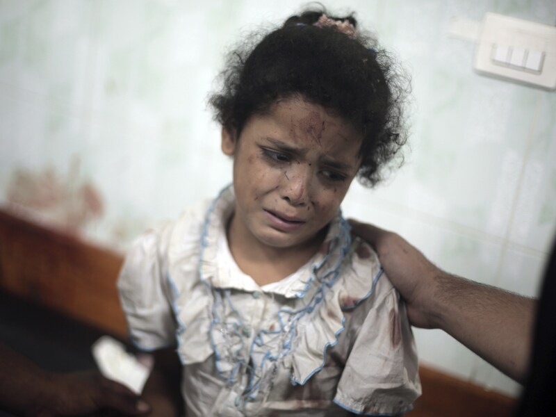 Een Palestijns meisje huilt om haar verwondingen na de aanval op de VN-school in Gaza.