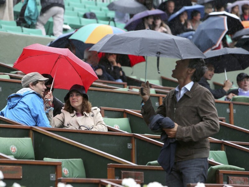 De regen is spelbreker op Roland Garros. De mannenfinale werd gisteravond stopgezet na regenval.