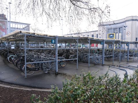 Archiefbeeld van de huidige fietsenstalling op het Stationsplein.
