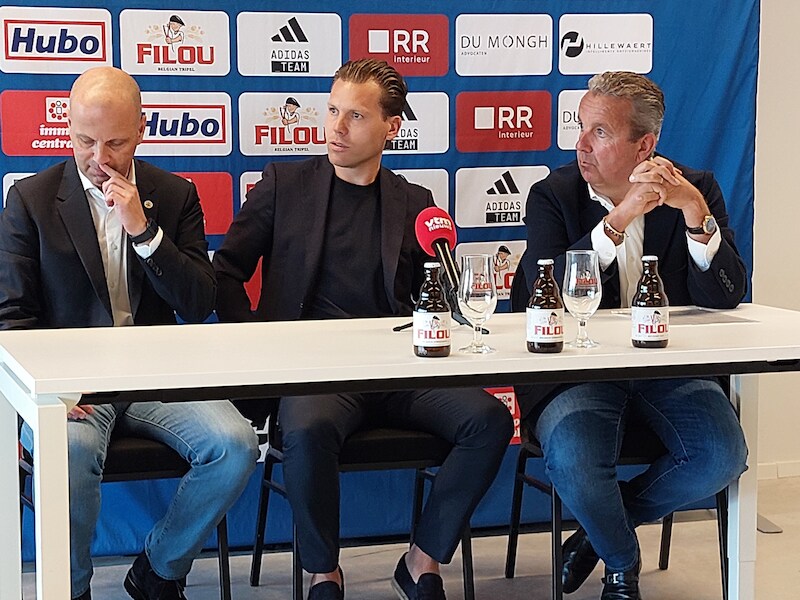 Kristof Arys en Vincent Vanhonsebroeck flankeren hun nieuwe trainer Ruud Vormer.
