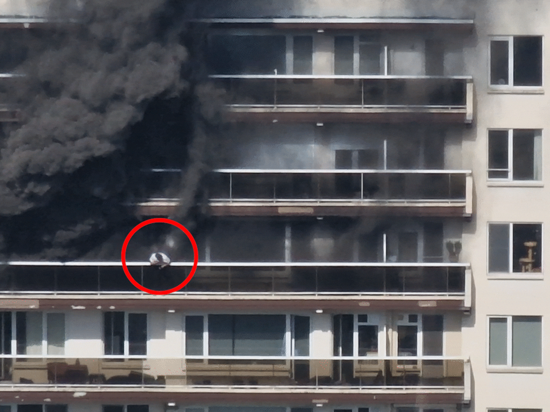 Beelden tonen hoe buurman erin slaagt iemand vanaf het balkon in veiligheid  te brengen na brand appartementsgebouw Linkeroever