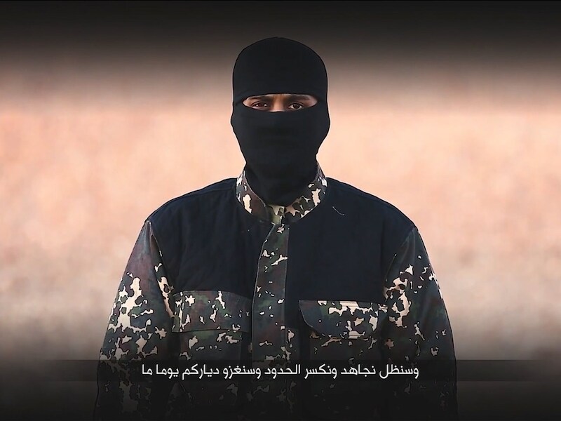De gemaskerde beul in de video.