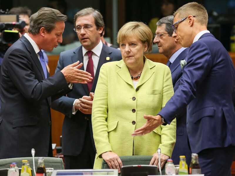 De Europese leiders op een EU-top in Brussel; met van links naar rechts: de Britse premier Cameron, de Portugese premier Coelho, de Duitse Bondskanselier Merkel en de Finse premier Stubb.