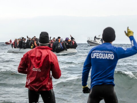 Vluchtelingen voor de kust van Lesbos.