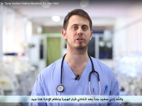 IS voerde vorig jaar deze Australische dokter op in een propagandafilmpje: "Ik had zelfs veel eerder moeten komen."
