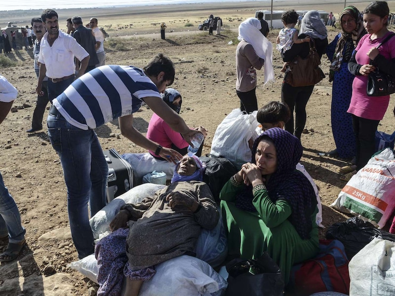 Een Koerdische vrouw is oververhit aan de grens met Syrië en Turkije.