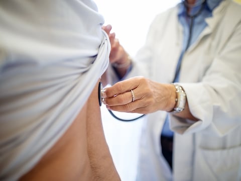 Illustratiebeeld dokter onderzoekt patiënt.