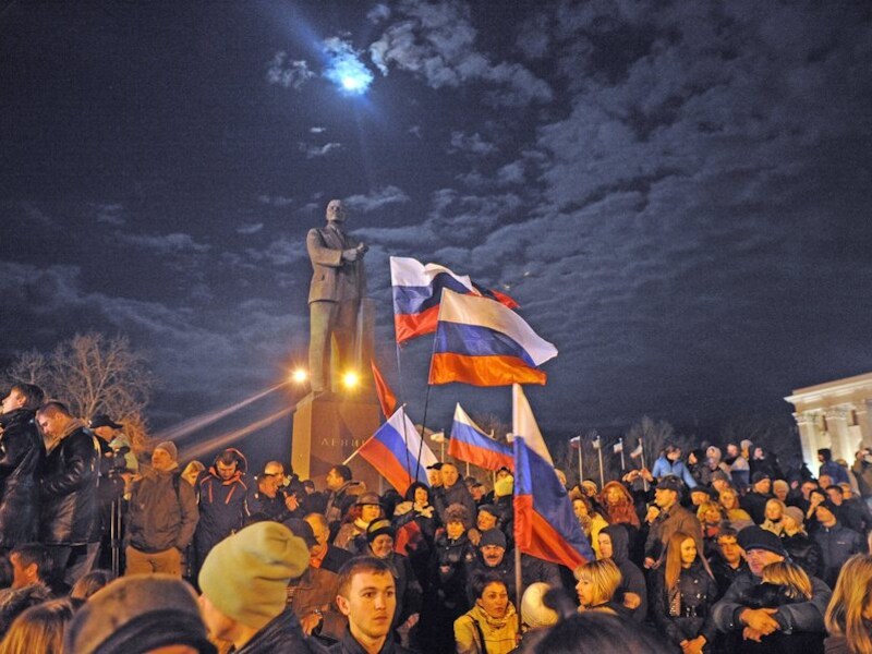 Bewoners van de krim vieren de uitslag van de volksraadpleging op het Leninplein in Simferopol.
