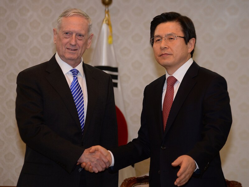 De Amerikaanse minister van Defensie James Mattis en Hwang Kyo-ahn, waarnemend president van Zuid-Korea.