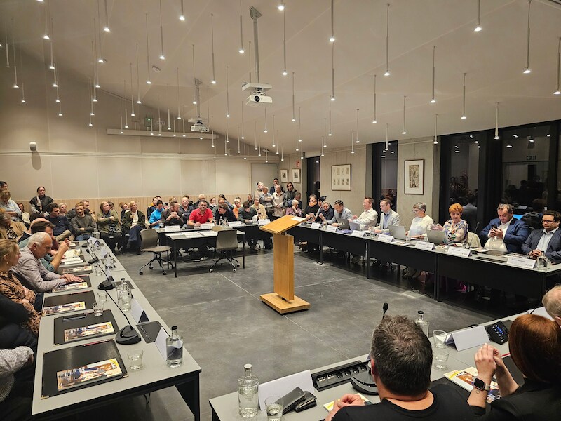 Gemeenteraad buigt zich over aanstelling algemeen directeur, restauratie Heerlekapel en onderwijsdossiers