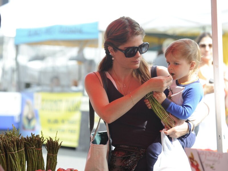Selma en Arthur kopen asperges op de markt.