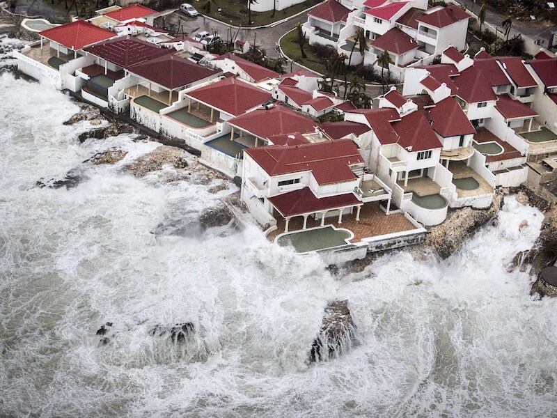 Luchtbeeld van het Nederlandse defensitministerie biedt een blik op de kracht waarmee orkaan Irma het Frans-Nederlandse eiland Sint-Maarten teisterde.