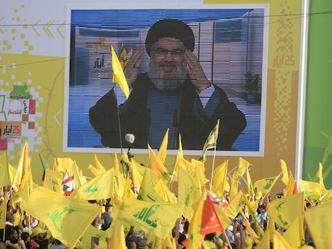 Hezbollah-leider Hassan Nasrallah spreekt zijn aanhangers toe via een videoverbinding vanaf een geheime locatie.