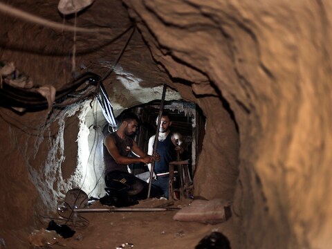 Palestijnen aan het werk in een tunnel tussen de Gazastrook en Egypte. Veel van de bevoorrading van de door Israël geblokkeerde Gazastrook gaat via het netwerk van tunnels.