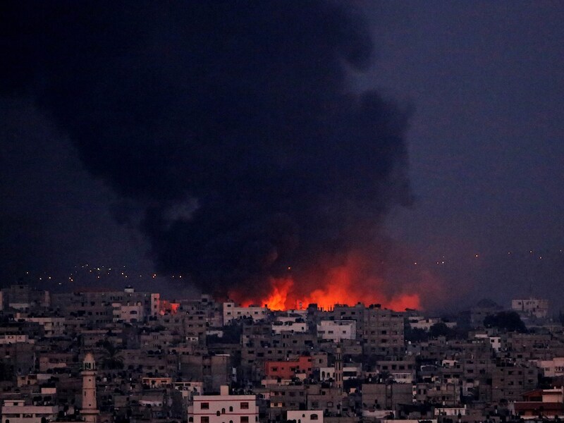 Verschillende gebouwen staan in brand na een bombardement in het oosten van Gaza-stad.