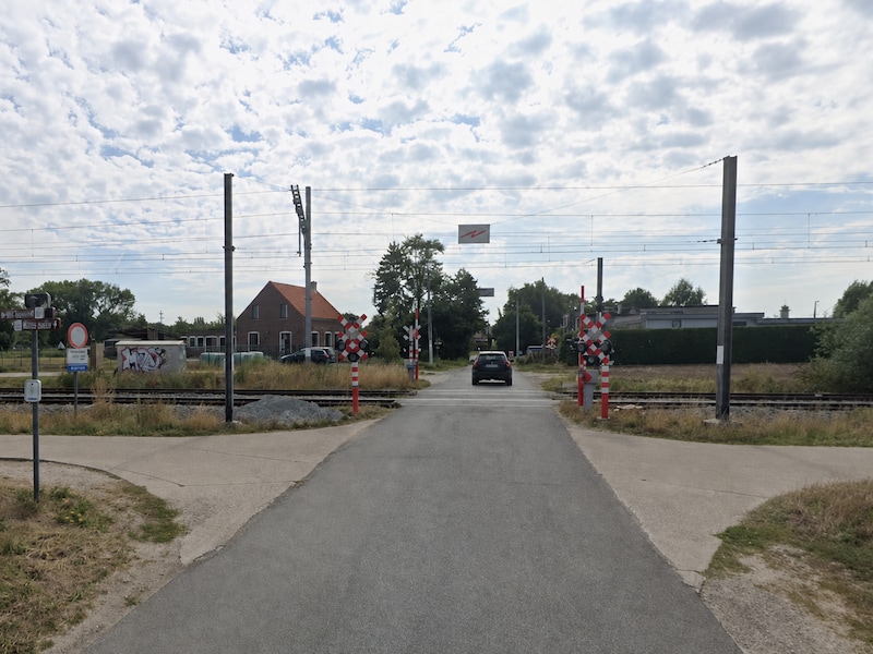 Auto en fietser botsen aan overweg in Melsele: fietser gewond naar ziekenhuis