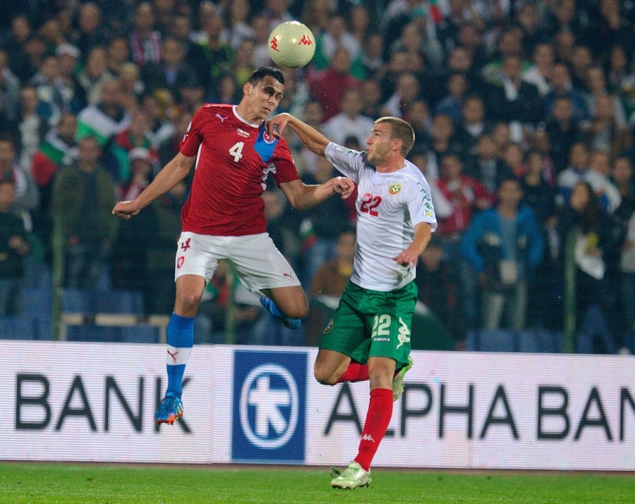 Centrale verdediger Marek Suchy (l) in actie met Tsjechië tegen Bulgarije.