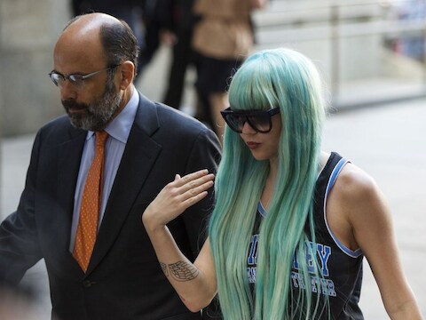 Amanda Bynes arriveert in juli van dit jaar met groene pruik bij de rechtbank.