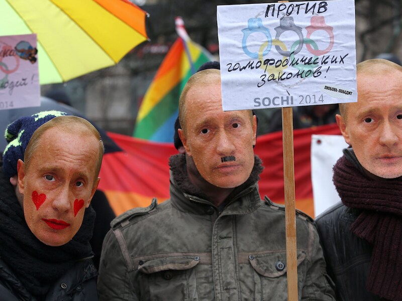 Demonstranten dragen maskers van Vladimir Poetin.