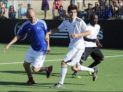 Enzo Zidane met zijn vader Zidane tijdens een benefietmatch vorig jaar.