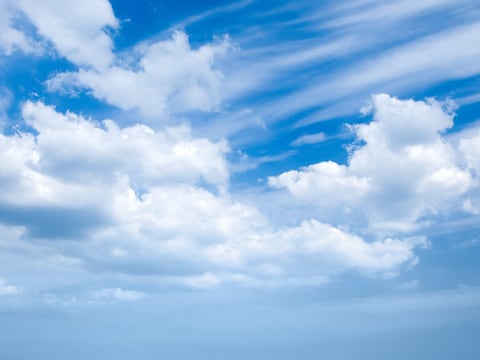 Mix van opklaringen en wolken in Gingelom in de avond