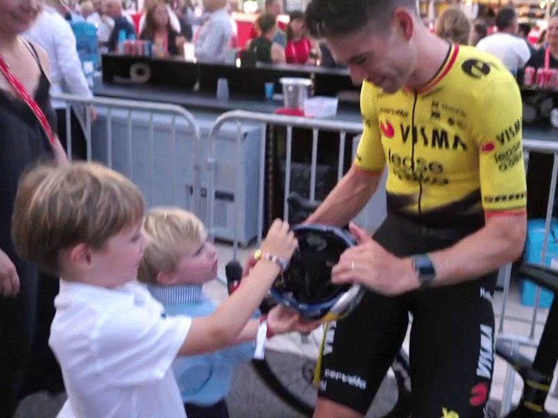 KIJK. “Hoe cool is dat!”: dit is het moment waarop Wout van Aert helm beschilderd met tekeningen van zoontjes in ontvangst neemt