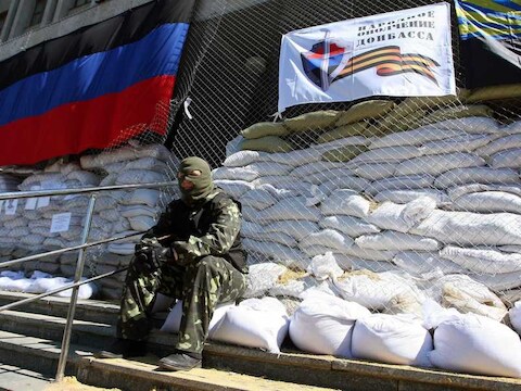 Een pro-Russische demonstrant bij een barricade in Oost-Oekraïne.