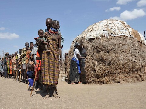 Mensen in de Keniaanse Turkana-regio in de rij voor voedselverstrekking van hulporganisatie Oxfam, augustus 2011.
