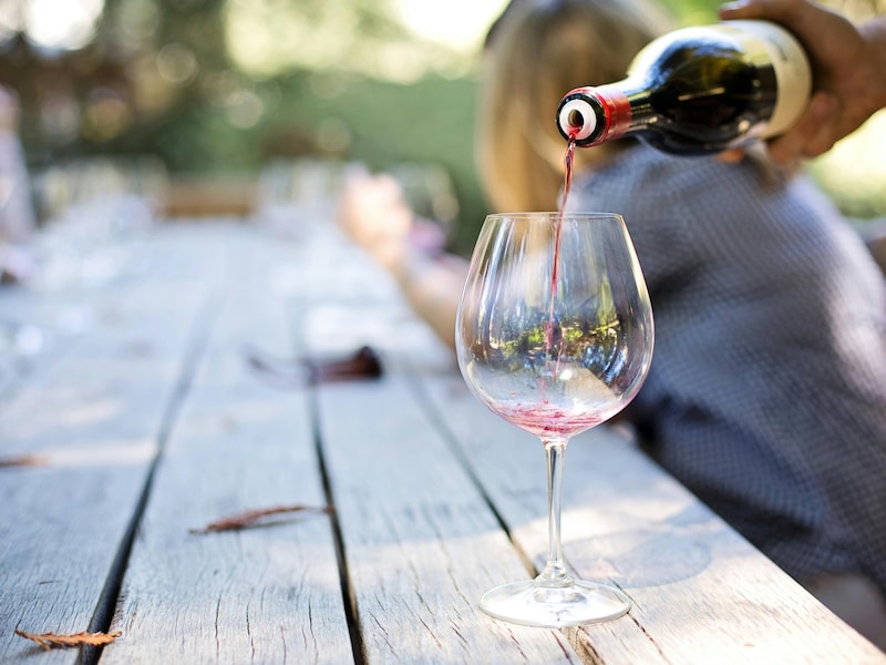 Wandel door Edegem met een glas Italiaanse wijn in de hand tijdens tweede editie Wijn en Wandelen