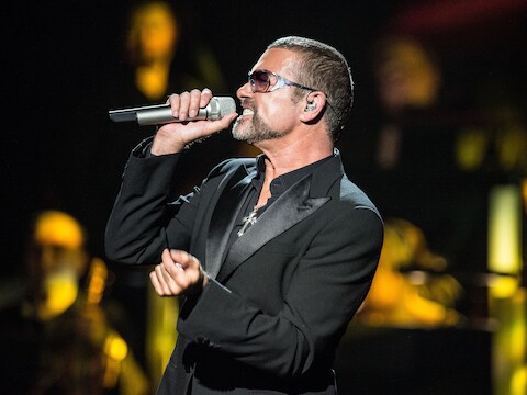 George Michael tijdens een optreden in Parijs. Zijn nummer 'I Want Your Sex' werd in 1987 verbannen van de radiozenders van de BBC.