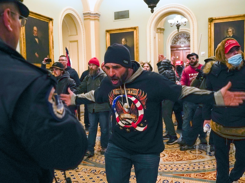 Aanhangers van toenmalig president Donald Trump dagen de politie uit tijdens de bestorming van het Capitool begin dit jaar.