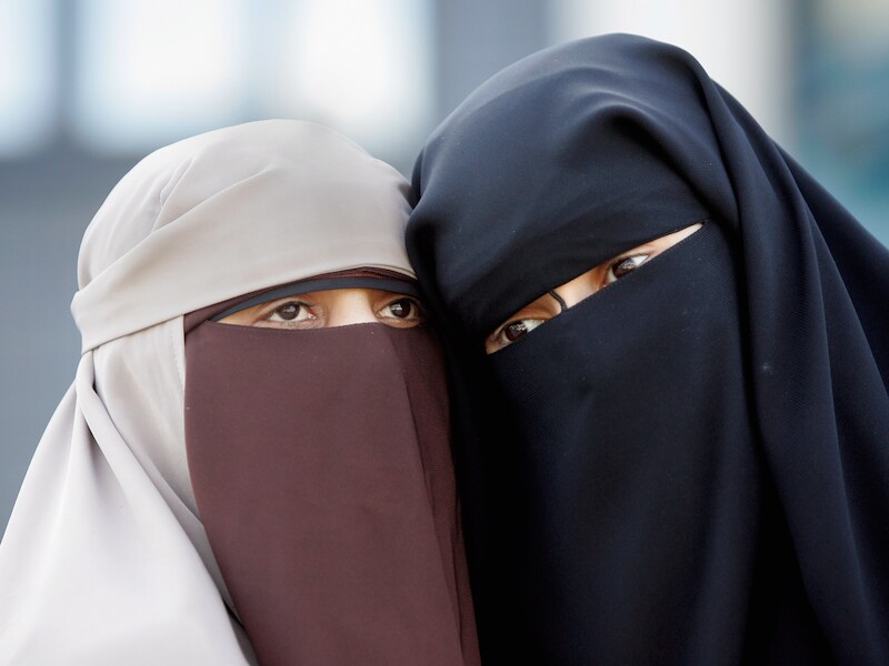 Twee Franse moslima's in niqab (archieffoto)