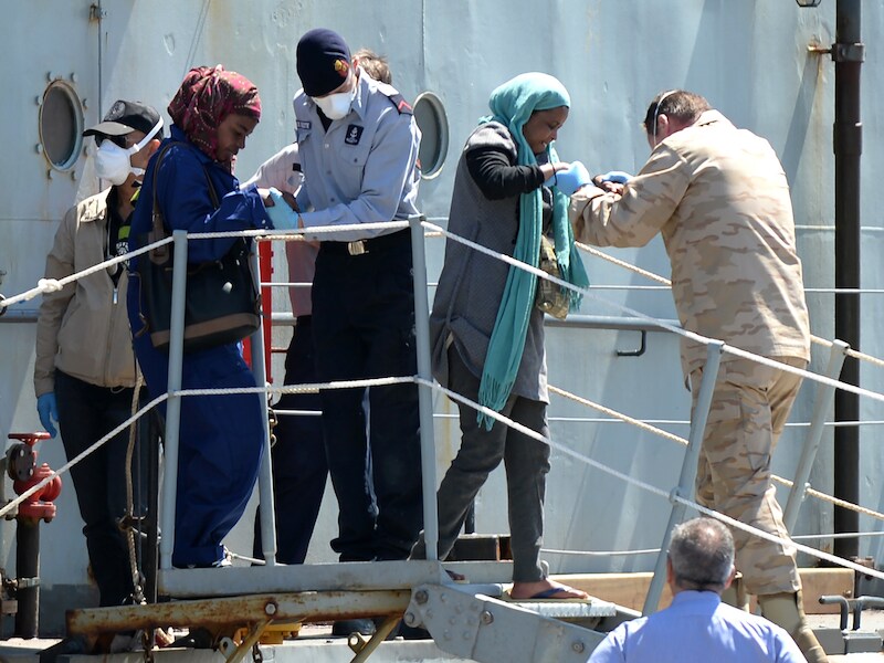 Archiefbeeld: leden van de Belgische marine helpen bootvluchtelingen van boord in een reddingsactie van Frontex eind mei.