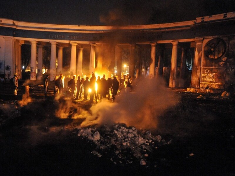 Betogers bij een van hun zelfgemaakte vuren in Kiev.