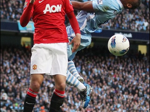 Kompany in duel met Smalling.
