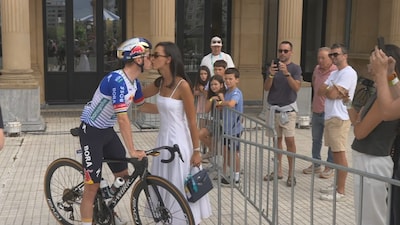 “Ben de vermoeidheid aan het negeren”: Remco Evenepoel, die nog laatste kus van vrouw Oumi krijgt, klaar om alleen recordhouder te worden