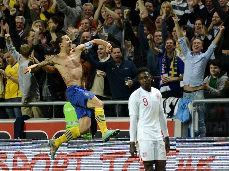 Zlatan viert zijn wereldgoal tegen Engeland.