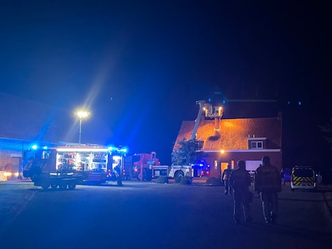 Brandweermannen gaan een schouwbrand te lijf in Meulebeke.