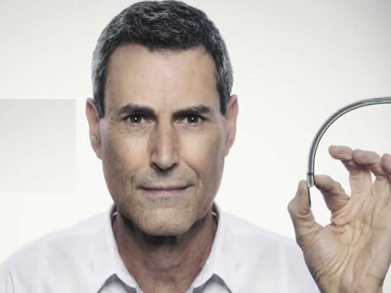 Illusionist Uri Geller heeft ervaring met buigbare iPhones.
