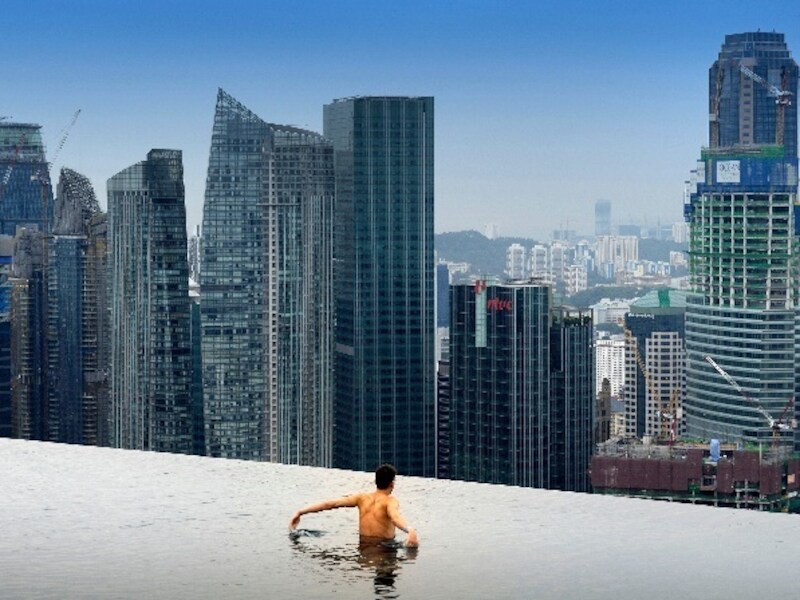 Zwemmen op het dak van de wereld, zo lijkt het wel in Sinagpore, meer bepaald in het marina Bay Sands hotel