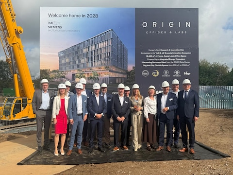 Met de symbolische eerste steenlegging is de bouw van Origin, de nieuwe Belgische hoofdzetel van Siemens in het Researchpark Zellik, officieel gestart.