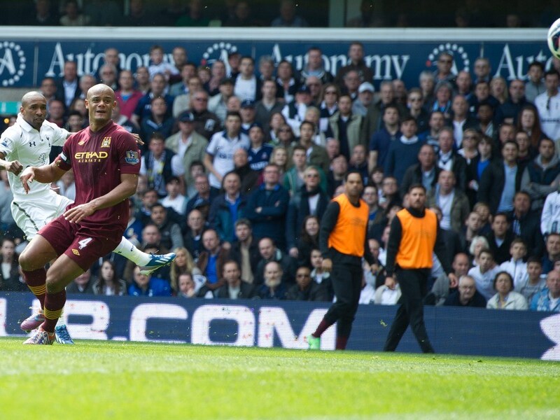 Kompany kan Defoe niet van de 2-1 houden.