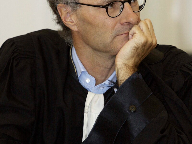 Hans Rieder verdedigt Pierre Serry.