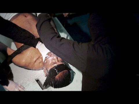 Een still van een film van Amnesty International over waterboarding.