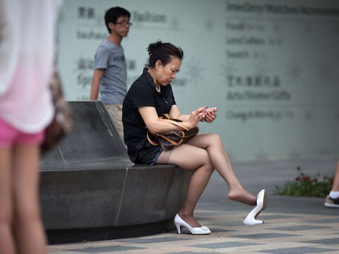 Een vrouw in Beijing met haar smartphone.