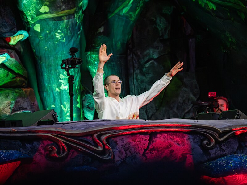 Lost Frequencies - zonder z’n typische krullen - viert op Tomorrowland 1 miljard streams: “Ik ben zo blij om hier te zijn”